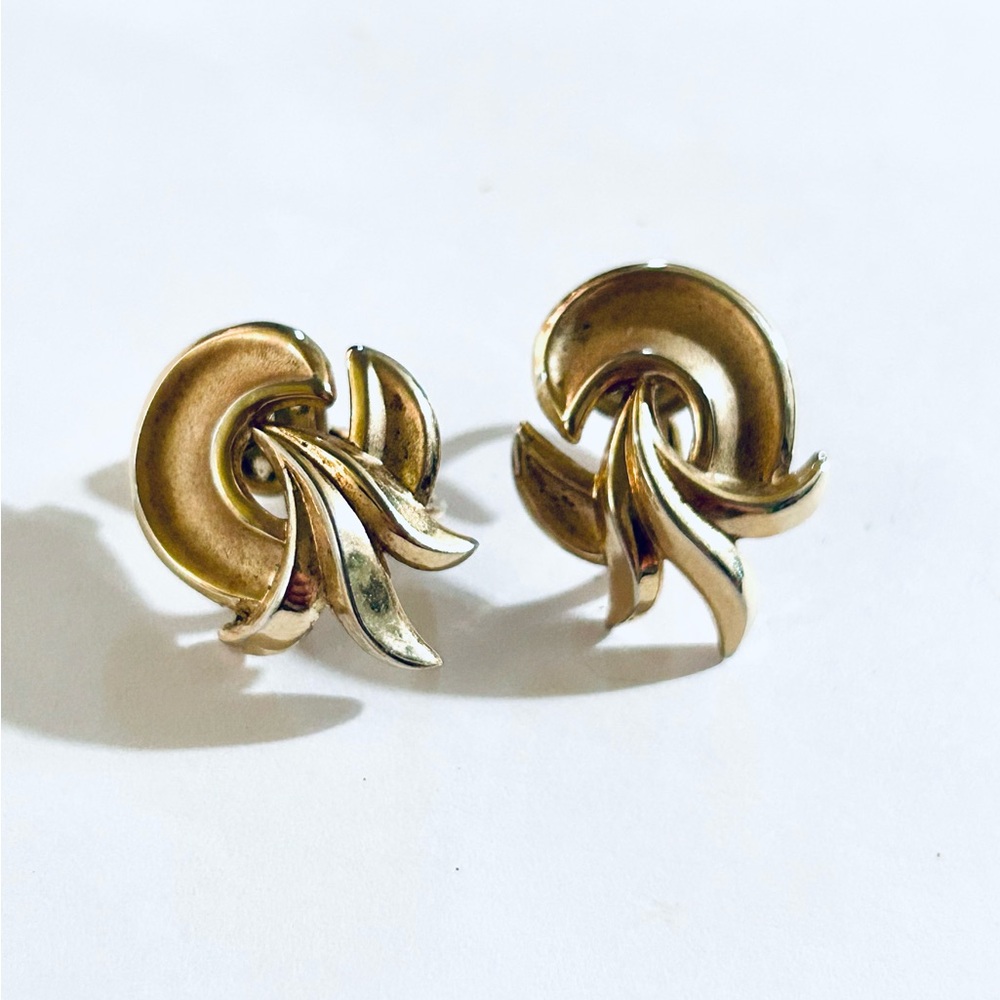 Vintage Trifari Gold Swirl Clip-On Earrings - Elegant Women's‎ Jewelry, Trifari